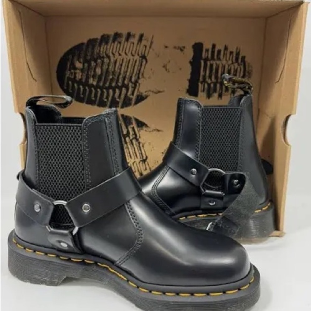 NWT DR. MARTENS WINCOX SMOOTH LEATHER BUCKLE BOOTS